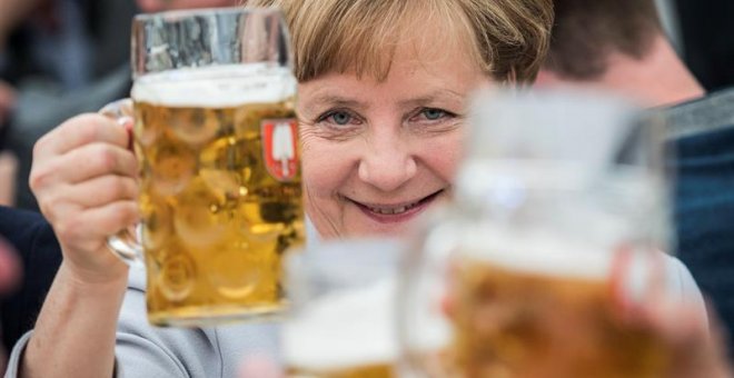 Angela Merkel con una cerveza en un acto de la CDU en Munich. /EFE