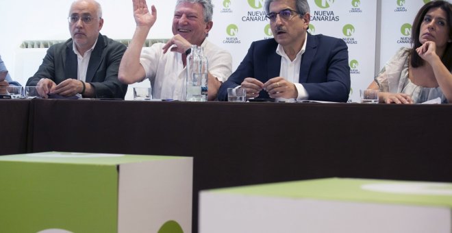 El presidente de Nueva Canarias (NC), Román Rodríguez (2-d), junto a Antonio Morales, Pedro Quevedo y Carmen Hernández (i-d), durante la rueda de prensa tras la Ejecutiva Nacional de la formación nacionalista. EFE/Quique Curbelo