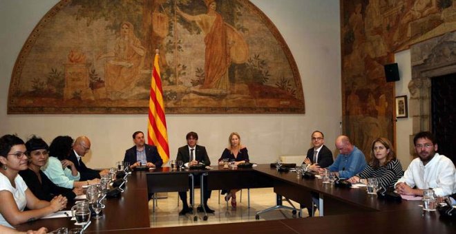 Imagen de la reunión con representantes de los partidos que forman parte del Pacto Nacional para el Referéndum, excepto los comunes. | TONI ALBIR (EFE)