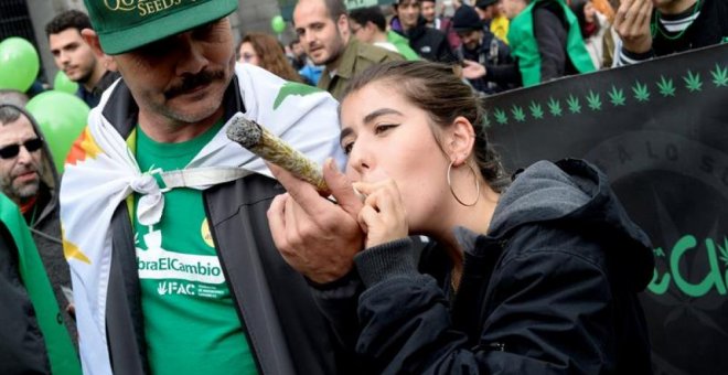Jóvenes marchan en la protesta por la legalización de la marihuana de este pasado fin de semana en Madrid.- EFE