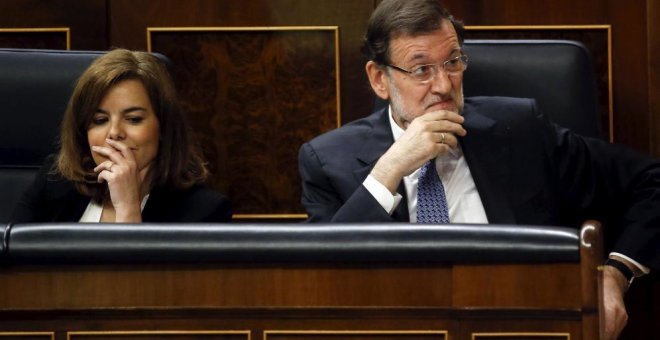 El presidente del Gobierno y del PP, Mariano Rajoy, junto a su número dos en el Ejecutivo, Soraya Sáenz de Santamaría, en sus escaños del Congreso. Archivo REUTERS