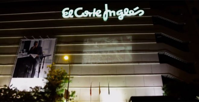 La fachada de El Corte Inglés de Goya, durante la acción de Igualdad Animal.