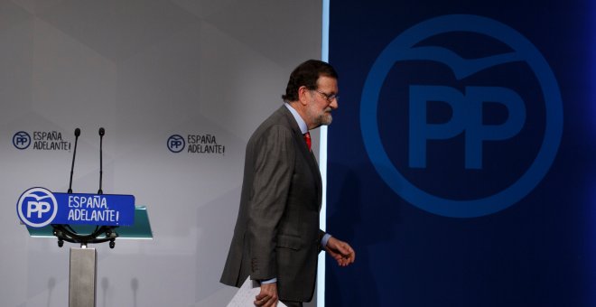 El presidente del Gobierno, Mariano Rajoy, tras la rueda de prensa que ofreció en la sede del PP tras la reunión del Comité Ejecutivo Nacional. REUTERS/Sergio Perez