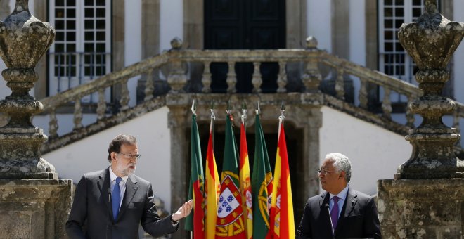 El presidente del Gobierno Mariano Rajoy y el primer ministro de Portugual António Costa, durante la rueda de prensa conjunta que ofrecieron en los jardines del Palacio de Mateus, en Vila Real, al término de la XXIX Cumbre Luso-Española,en Vila Real EFE/L