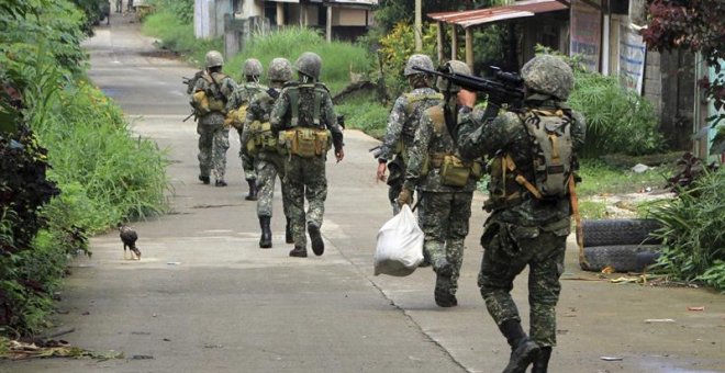 Tropas del gobierno filipino patrullan la ciudad de Marawi, en la isla de Mindanao, al sur de Filipinas. EFE/Richel Umel