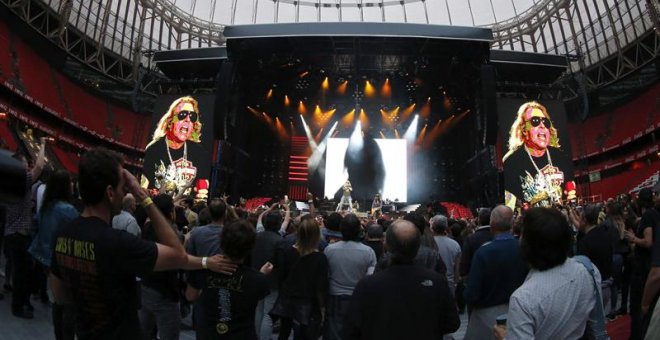 El grupo estadounidense Guns N' Roses durante el concierto que ofrece en el estadio de San Mamés, en Bilbao, dentro de la gira 'Not In This Lifetime'. /EFE