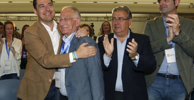 Gabriel Amat (2i), junto a Juanma Moreno y Juan Ignacio Zoido tras su reelección el pasado 19 de mayo como presidente del PP de Almería. /EFE