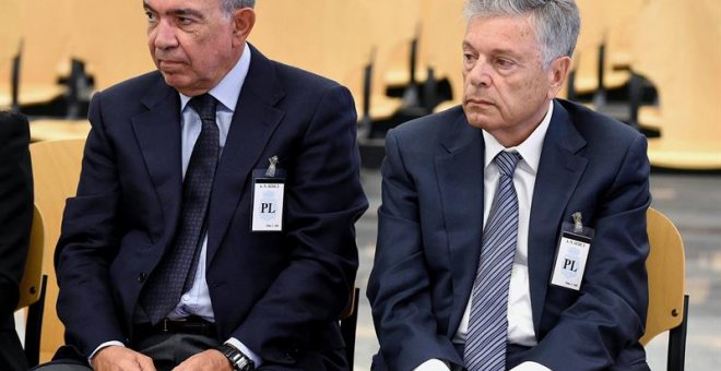 El expresidente de la Caja de Ahorros del Mediterráneo (CAM) Modesto Crespo (d), y el ex director general, Roberto López Abad (i). /EFE