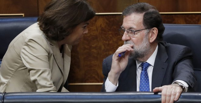 El presidente del Gobierno, Mariano Rajoy, conversa con la vicepresidenta del Gobierno, Soraya Saézn de Santamaría, durante la última jornada de debate y votación en el Congreso de los Presupuestos Generales del Estado de 2017. EFE/Chema Moya