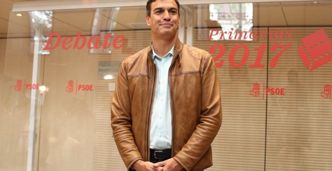 Pedro Sánchez a su llegada al debate de los candidatos de las primeras del PSOE, en la sede del partido en la madrileña calle de Ferraz. E.P.