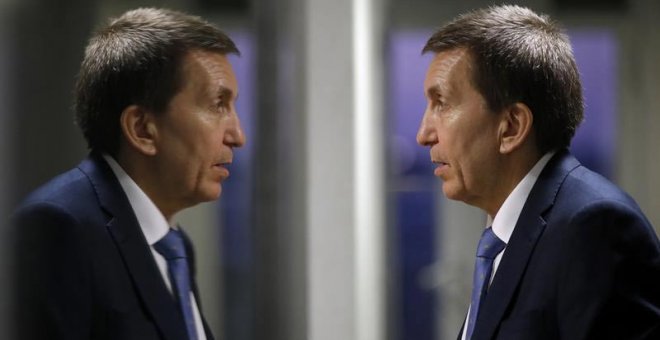 El fiscal jefe Anticorrupción, Manuel Moix, reflejado en un cristal el pasado 30 de mayo. | JUANJO MARTÍN (EFE)