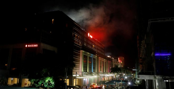Una columna de humo emana del Resort World, en Pasay City, Manila, Filipinas. REUTERS/Erik De Castro