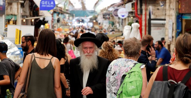 Un judío ortodoxo atraviesa un mercado de Jerusalén /REUTERS (Amir Cohen)