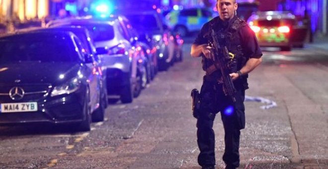 Un agente fuertemente armado patrulla la zona donde se cometió el segundo de los atentados nocturnos en el centro de Londres. BBC