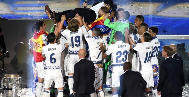 Los jugadores del Real Madrid mantean al técnico francés del equipo blanco, Zinedine Zidane, durante la celebración que el equipo madridista ha organizado esta noche en el estadio Santiago Bernabéu / EFE