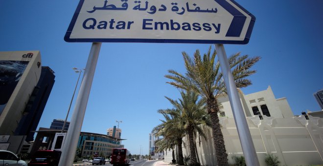 Una señal indica el camino a la embajada de Catar emn Bahrein REUTERS/Hamad I Mohammed