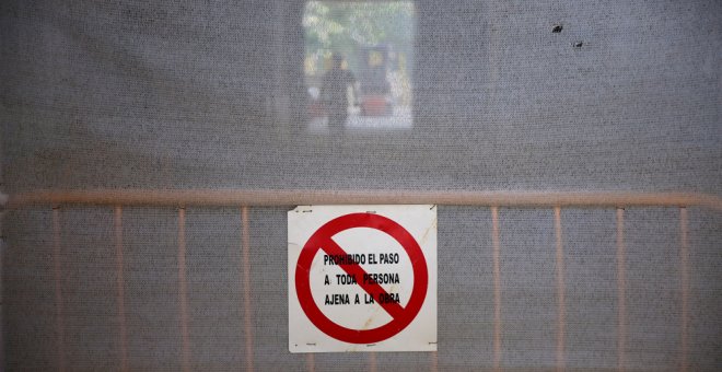 El cartel que prohíbe la entrada a una obra de construcción en el centro de Madrid. REUTERS/Susana Vera