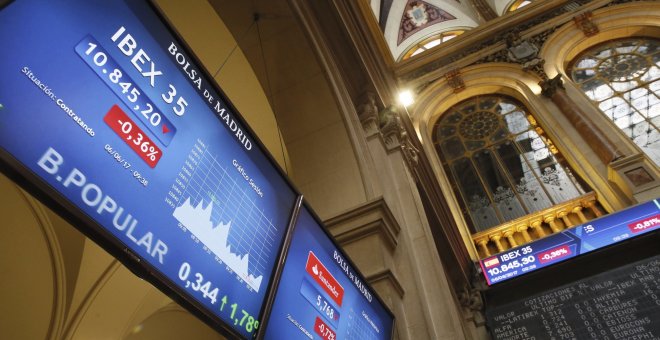 El panel informativo de la Bolsa de Madrid que recoge la evolución del principal indicador del mercado, el Ibex 35, y de los valores que lo componen, como el Banco Popular. EFE/Fernando Alvarado