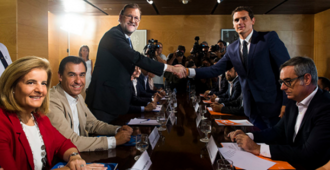 Rajoy y Rivera sellan con un apretón de manos su pacto de investidura. Archivo EFE
