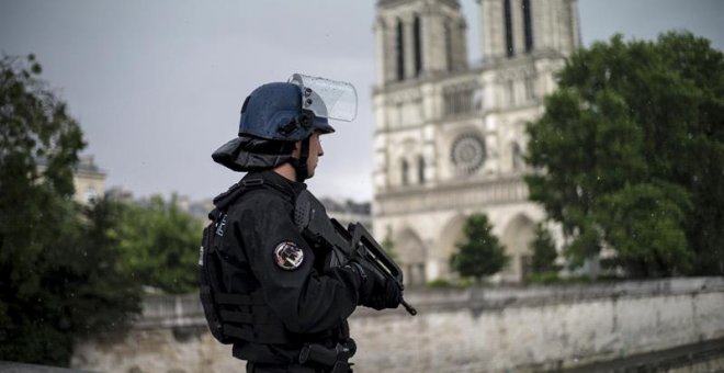 Miembros de la policía acordan las inmediaciones de la catedral de Notre Dame de París, Francia este martes 6 de junio de 2017 donde un agente disparó a un hombre que había intentado agredirle en la explanada frente a la catedral de Notre Dame de París. E