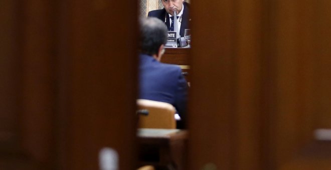 El ex director general de la Policía Ignacio Cosidó comparece en la comisión del Congreso de los Diputados que investiga el supuesto uso político de los medios del Ministerio del Interior en la etapa en la que estaba al frente Jorge Fernández Díaz. EFE/Ja