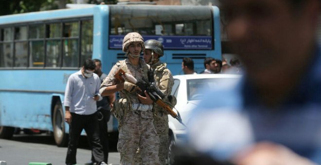 Miembros de las fuerzas de seguridad de Irán hacen guardia durante el ataque al Parlamento en Teherán. / REUTERS