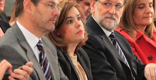 El ministro de Justicia, Rafael Catalá junto a la vicepresidenta del Gobierno, Soraya Saenz de Santamaría y el presidente del Ejecutivo, Mariano Rajoy. EUROPA PRESS
