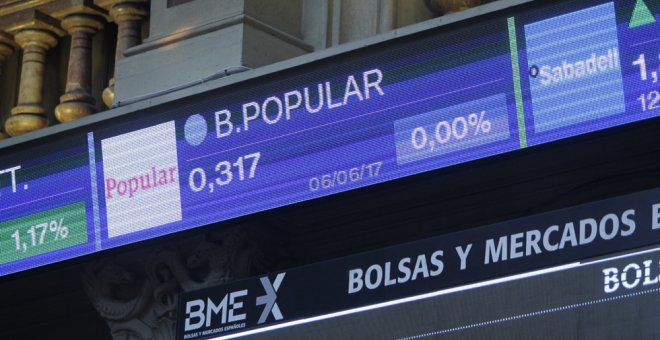 Panel informativo de la Bolsa de Madrid, con la última cotización del Banco Popular antes de su compra por el Banco Santander EFE/César Cabrera