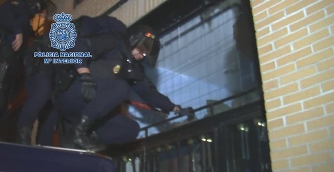 Agentes de la Policía Nacional entran en un edificio para detener a un grupo de anarquistas. POLICÍA NACIONAL. EFE Madrid