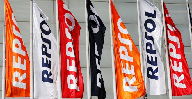 Banderolas con el logo de Repsol frente a la sede de la petrolera. REUTERS