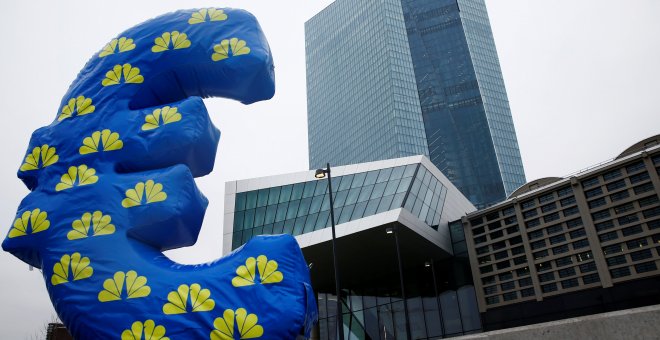 Un símbolo del euro inflable delante de la sede del BCE en Fráncfort. REUTERS/Kai Pfaffenbach