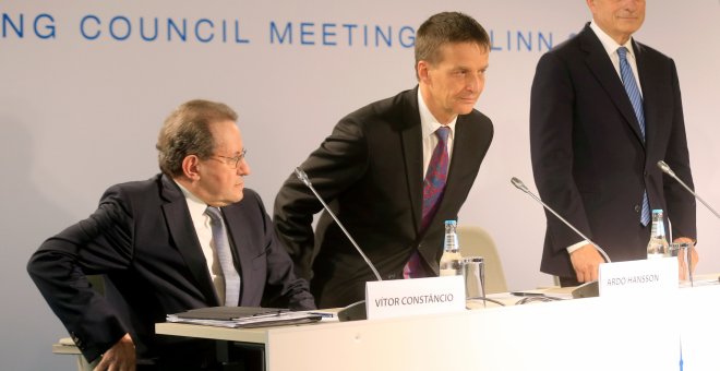 El presidente del BCE, mario Draghi, de pie junto al goobernador del Banco Central de Estonia, Ardo Hansson, y el vicepresidente del BCE, el portugués Vitor Constancio, antes de la rueda de prensa tras la reunión del consejo de gobierno de la entidad en T