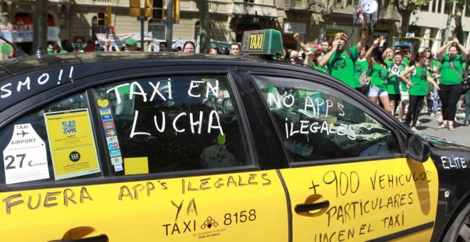 Un taxi de Barcelona, en una de las recientes protestas del sector contra la actividad de Uber y Cabify. EFE