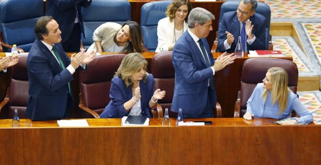 La presidenta de la Comunidad de Madrid, Cristina Cifuentes (d), recibe el aplauso de los diputados del PP y los miembros de su Gobierno. EFE/J. P. Gandul