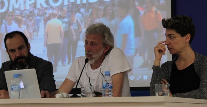 El periodista Javier Bauluz, escoltado por el responsable de comunicación de CaixaForum Madrid, Juan Antonio García, y la instrumentista Virginia Rodrigo.- ALBERTO LITE