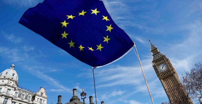 La bandera de la UE ondea cerca del Parlamento británico y el Big Ben, en una marcha a favor de la UE en Londres. REUTERS/Peter Nicholls