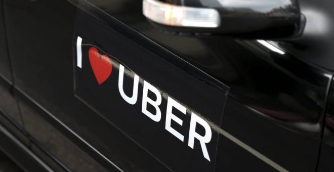 Logo de Uber en la puerta de un coche con licencia VTC. EFE