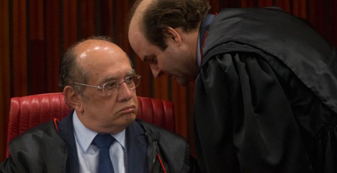 El presidente del Tribunal Superior Electoral, Gilmar Mendes, habla con el magistrado Tarcisio Neto.- EFE