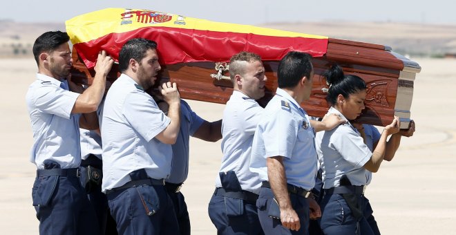 El féretro con el cuerpo del español Ignacio Echeverría, fallecido el sábado pasado en los atentados de Londres, a su llegada a la base aérea de Torrejón de Ardoz en un avión militar. EFE/Diego Crespo