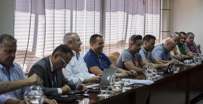 El secretario general de la Coordinadora de Estibadores Portuarios, Antonio Goya,c,junto al resto de sus compañeros durante la reunión que los sindicatos de estibadores y la patronal Anesco celebraron en la Fundación SIMA de Madrid. EFE/Santi Donaire