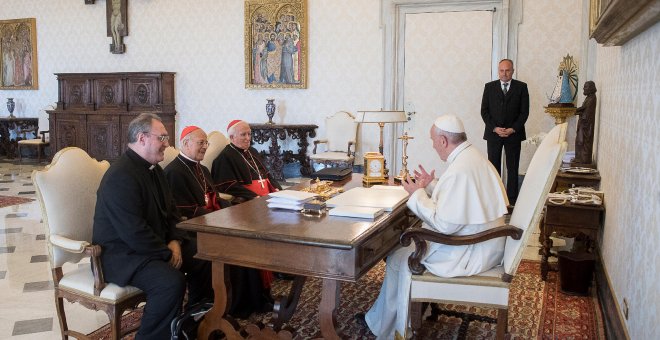 La cúpula de la Conferencia Episcopal (el presidente, Ricardo Blázquez,el vicepresidente, Antonio Cañizares, y el secretario general, José María Gil Tamayo) en un encuentro con el Papa Francisco, en su despacho en el Vaticano.