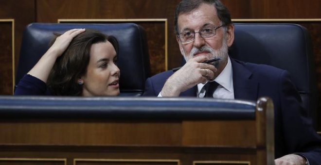 El presidente del Gobierno, Mariano Rajoy (d), y la vicepresidenta, Soraya Sáenz de Santamaría (i), durante el debate. /EFE