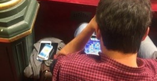 El alcalde de A Coruña, Xulio Ferreiro, jugando con su tablet.