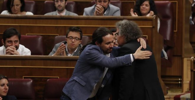 El líder de Podemos, Pablo Iglesias (i), felicita al portavoz de ERC, Joan Tardà (d), tras su intervención esta tarde en el debate. /EFE