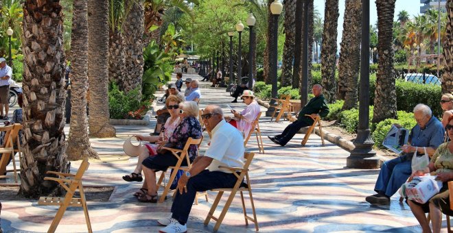Pensionistas en la Explanada de Alicante. AFP