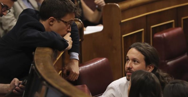 El diputado de Podemos Íñigo Errejón, conversa con el líder de Podemos, Pablo Iglesias. - EFE