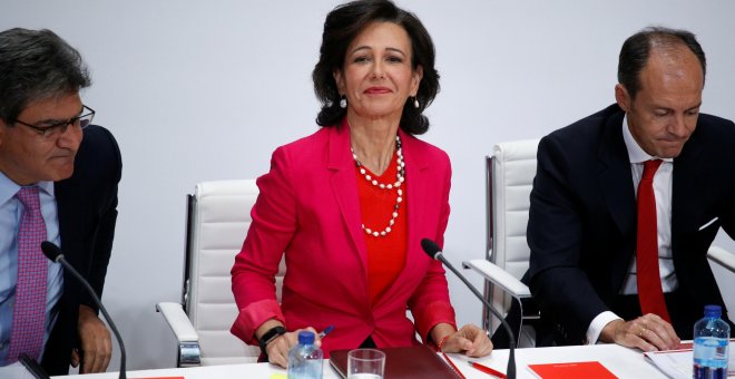 La presidenta del Banco Santander, Ana P. Botín, en la rueda de prensa en la que explicó la compra por un euro del Banco Popular. REUTERS/Juan Medina
