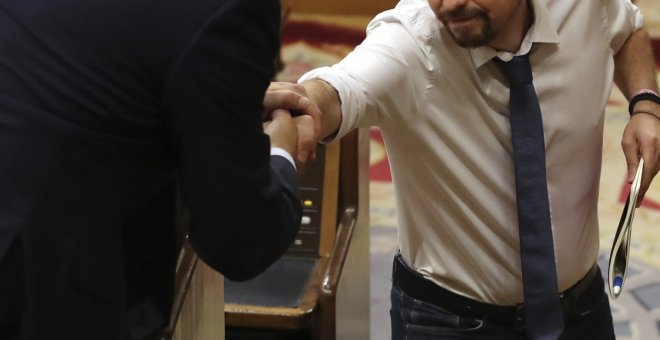 El líder de Podemos, Pablo Iglesias, y el portavoz del PSOE, José Luis Ábalos, se estrechan la mano durante la segunda jornada del debate de la moción de censura de Unidos Podemos contra el Gobierno de Mariano Rajoy, en el Congreso. EFE/Ballesteros