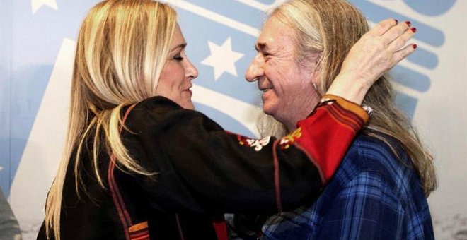 Rosendo recibe la felicitación de la presidenta de Madrid Cristina Cifuentes, etras recibir la medalla de Oro de Madrid hace unas semanas. | EFE
