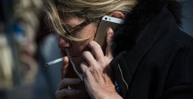 Una mujer fumadora. AFP